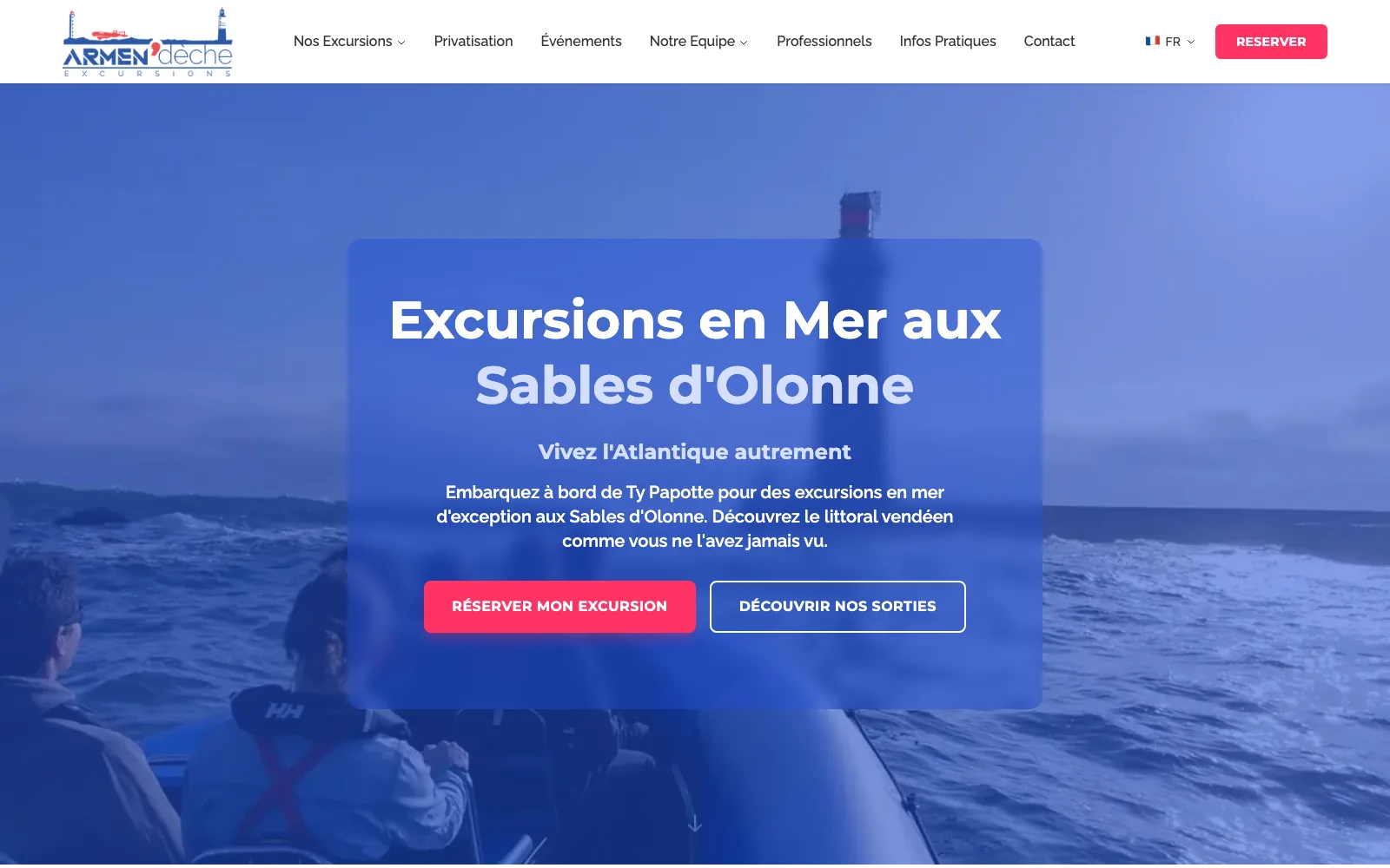 Capture d'écran du site armendeche-excursions.com, hero avec photo de bateau aux Sables d'Olonne